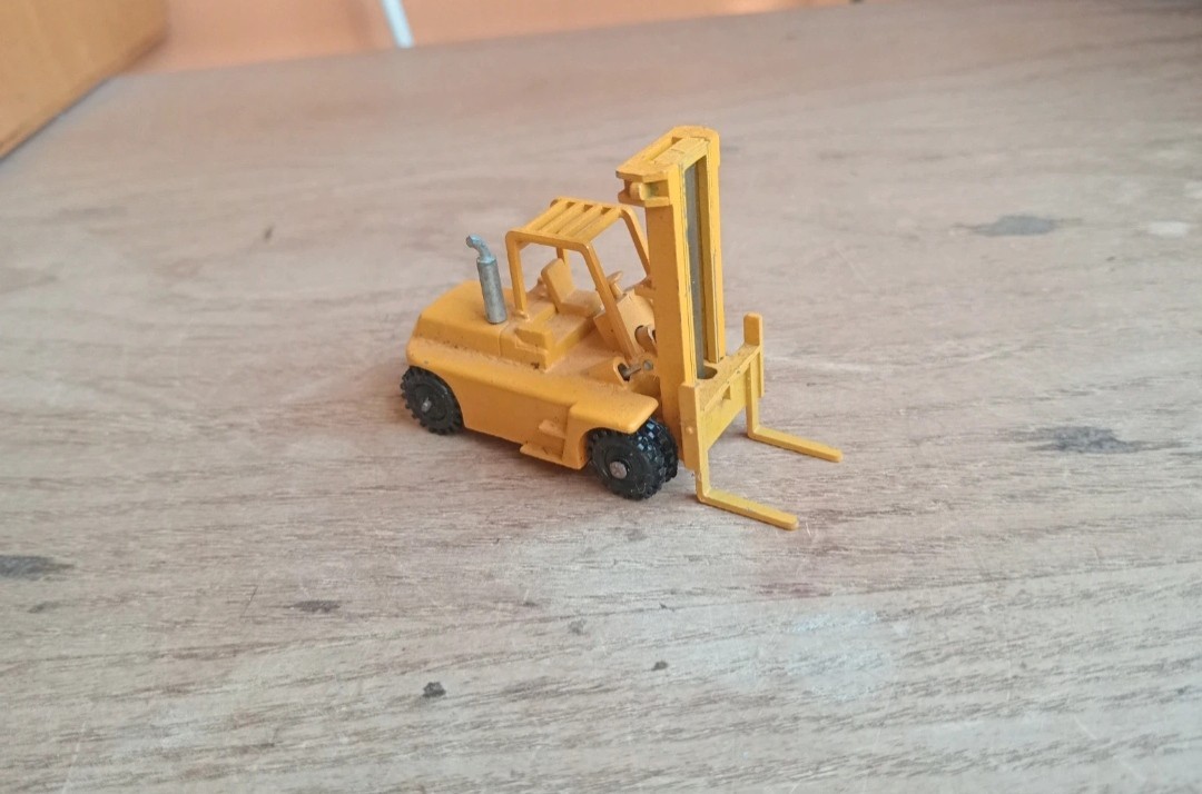 NZG 124 Cat B25 Caterpilar forklift