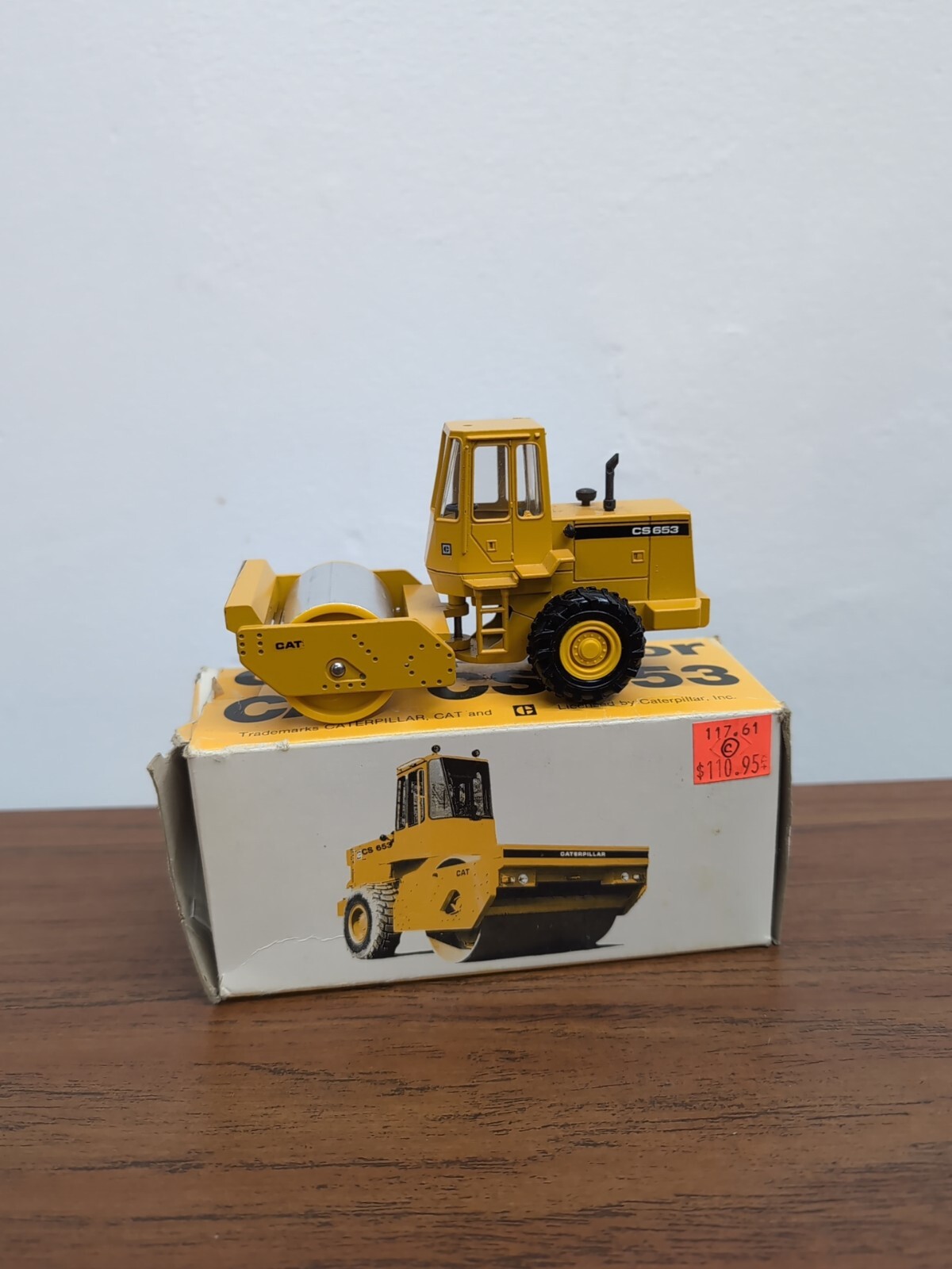 Caterpillar Cat CS-653 Smooth Roller Compactor- NZG 1:50 Scale