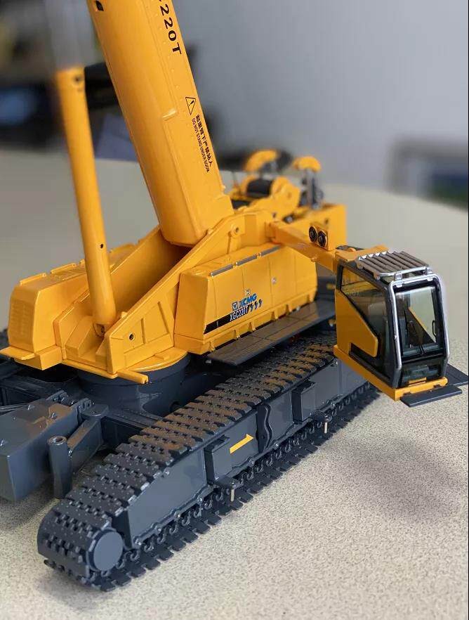 XCMG 1/50 XGC220T telescopic boom crawler crane alloy construction vehicle model