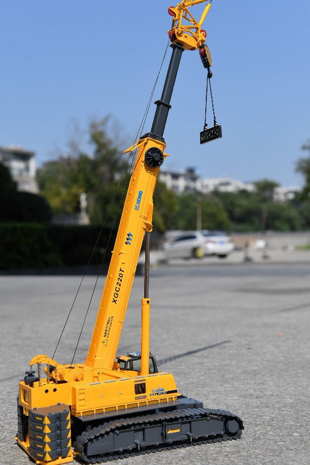XCMG 1/50 XGC220T telescopic boom crawler crane alloy construction vehicle model