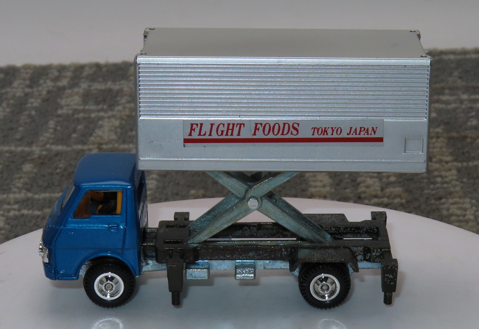 GRIP Zechin 20 Isuzu Lift Truck Flight Food 1:62 Scale in Original Box Japan