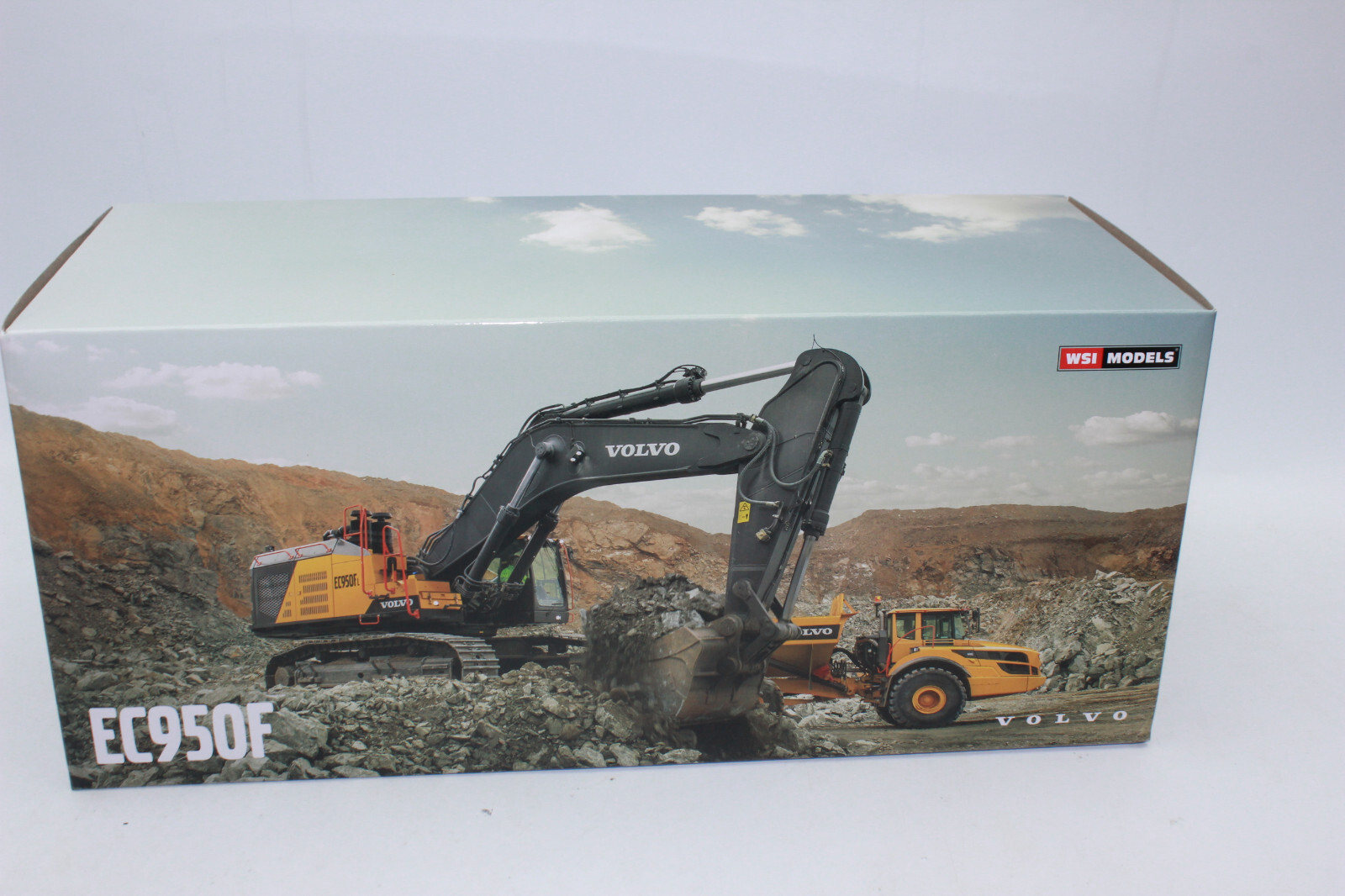 WSI 64-2012 Volvo Excavator WHITE EC 950 F Crawler Excavator 1:50 NEW OVP
