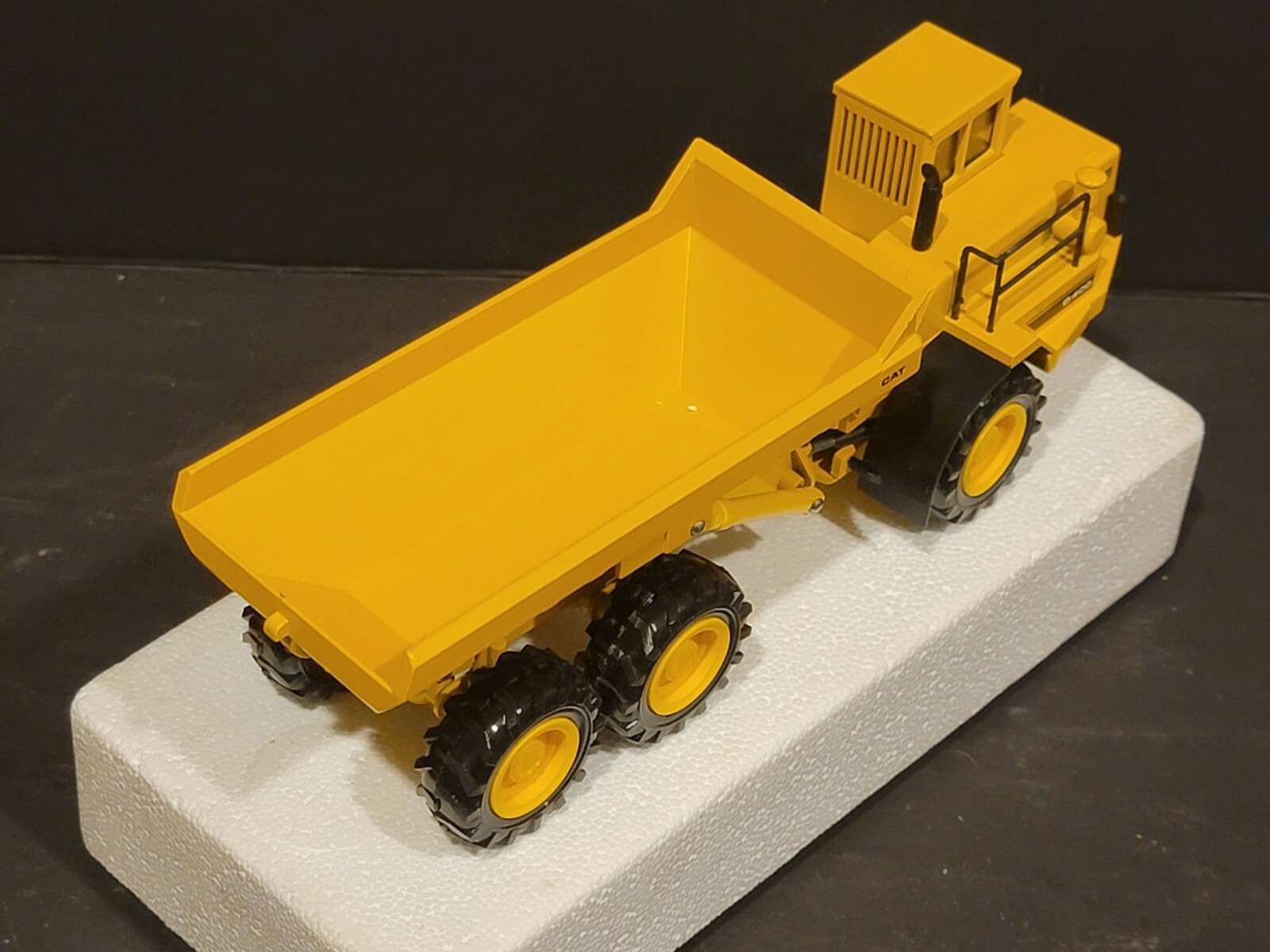Conrad 2862 1:50 Scale Die-Cast CAT D400 Articulated Dump Truck #2862