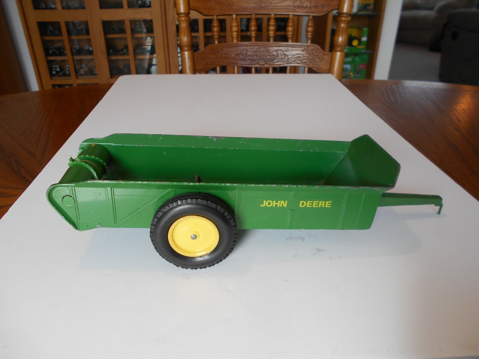 Vintage 1966 Ertl 1:16 Scale John Deere #44 Manure Spreader, 14″ Long, #534 Used
