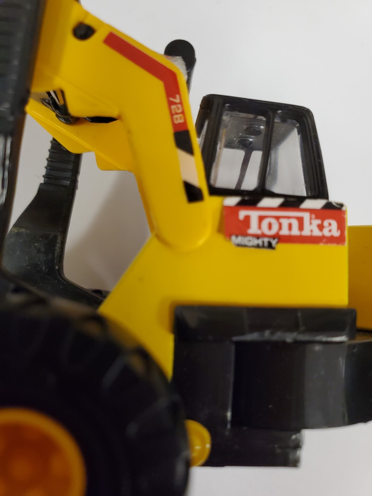 Maisto Hasbro Metal & Plastic 1998 Mighty Tonka Mini 728 Front Loader, 5.5″