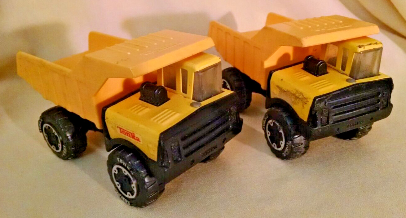 TONKA DUMP TRUCK LOT 2 METAL PLASTIC DUMP MANUAL LOOSE AS IS MEXICO SANDBOX TOY.
