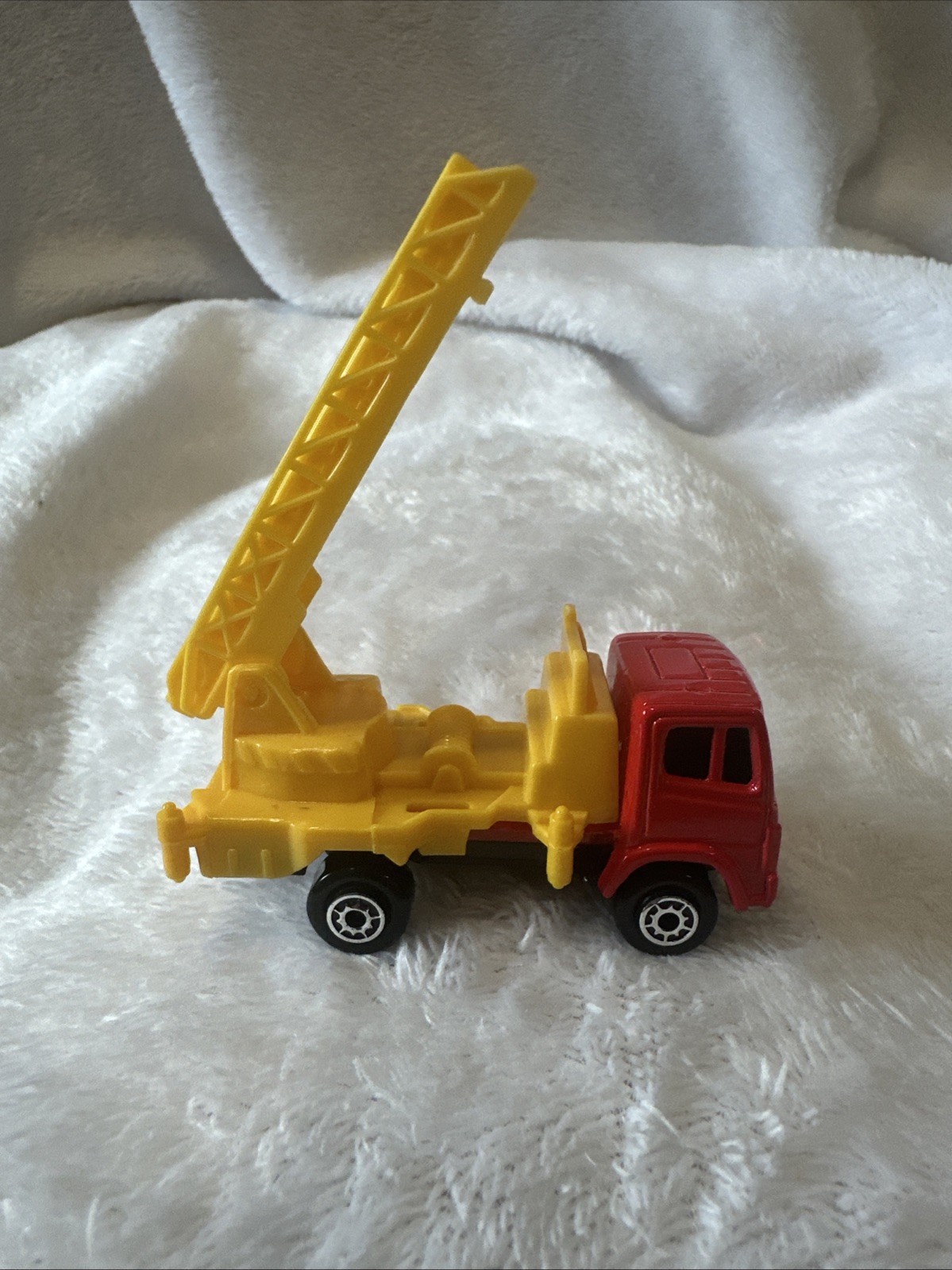 Maisto Red & Yellow Diecast Crane Truck Construction Equipment Toy Vehicle.