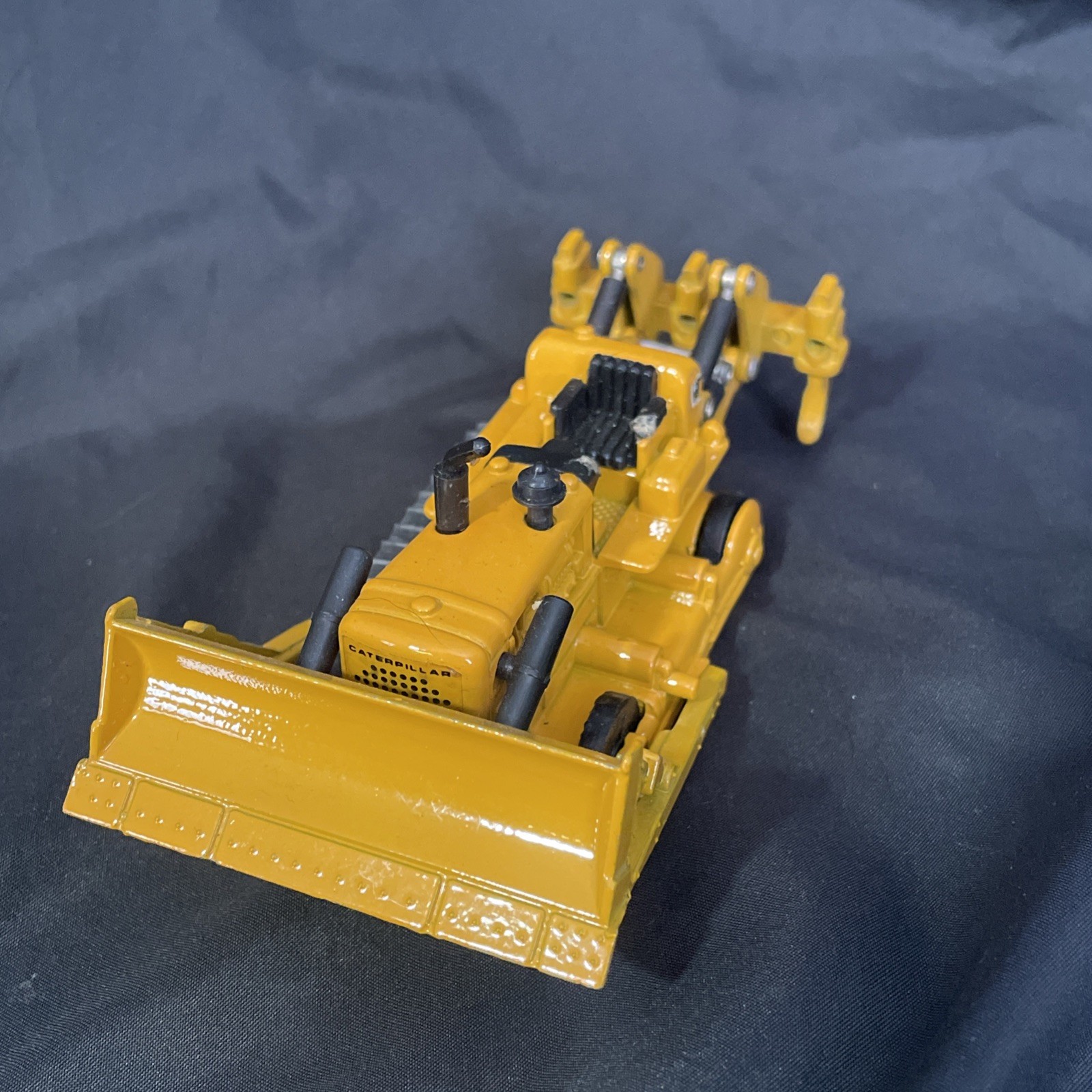 Caterpillar Cat D9G Dozer with Ripper – Shinsei 1:74 Scale No. 32