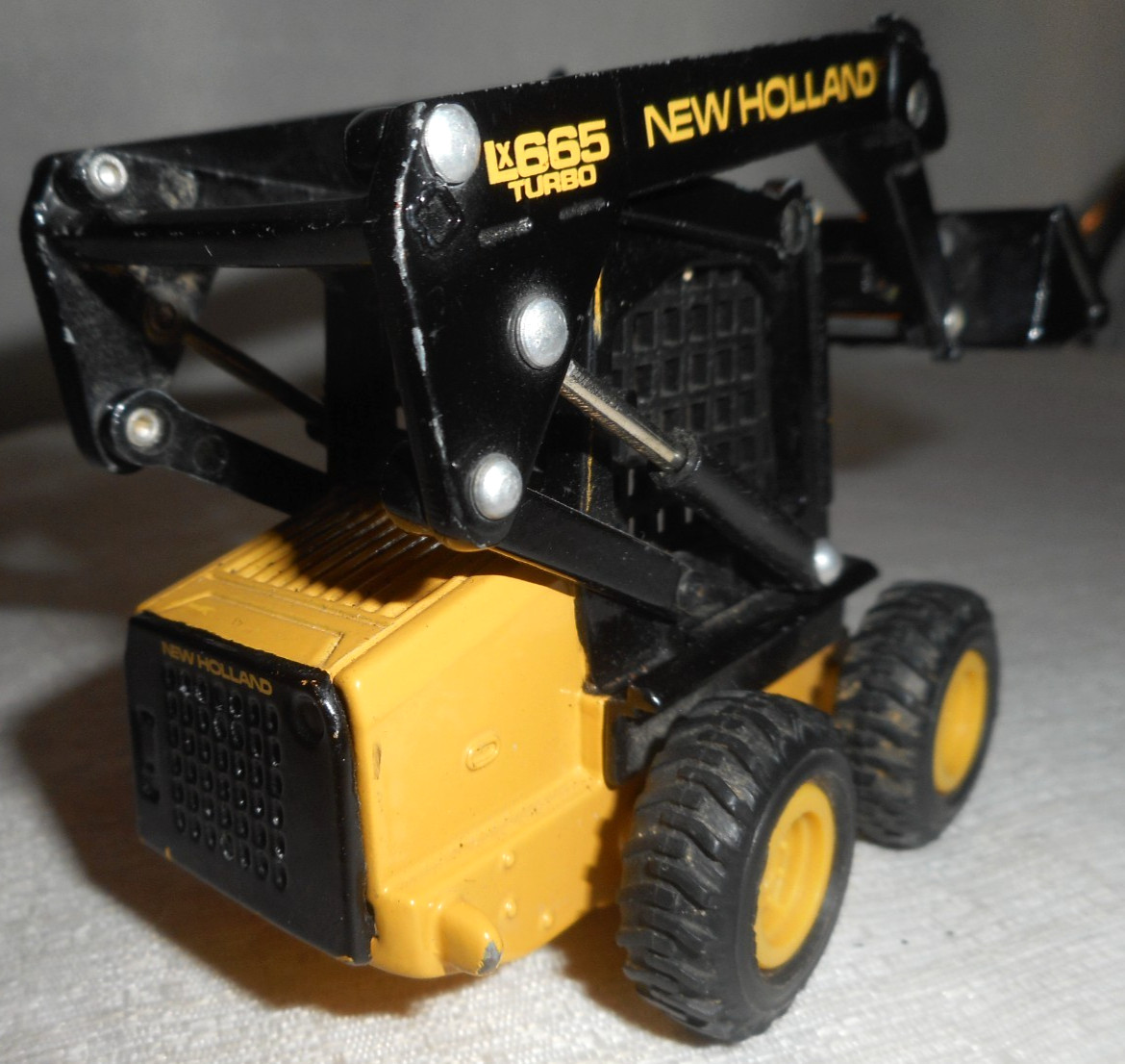New Holland LX665 Turbo Hydraulic Skid Steer Loader Black 1:64 Scale Diecast