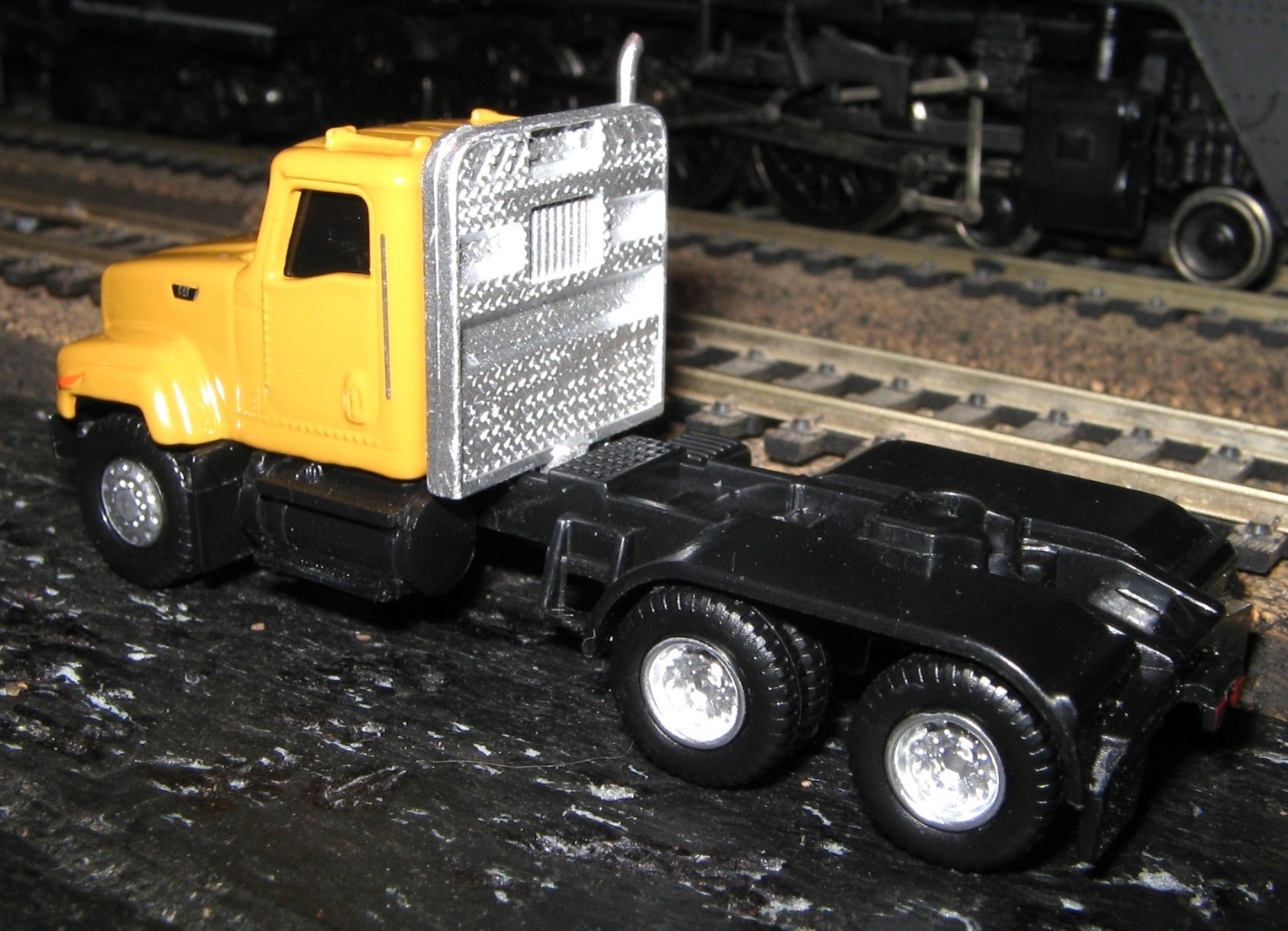 Diecast Masters 84418 CAT CT681 Tractor w/Lowboy & Padfoot Roller 1/87 HO NEW
