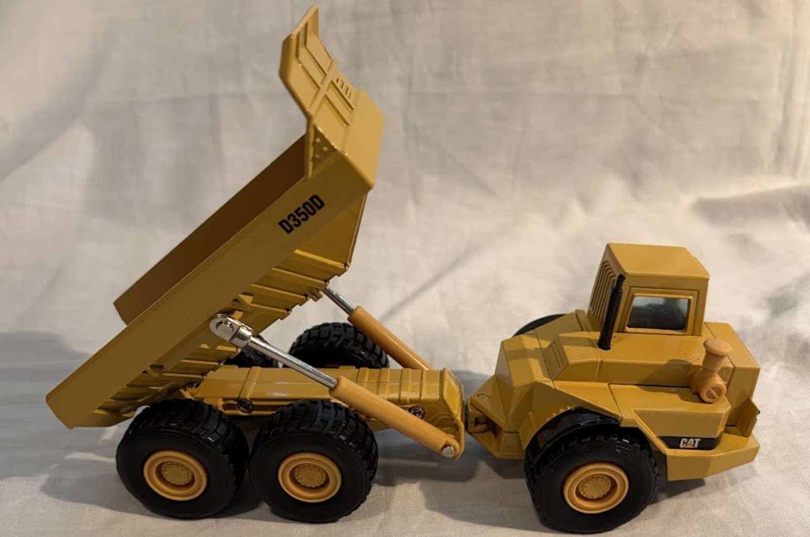 ERTL Caterpiller D350D Articulated Dump Truck New In Box