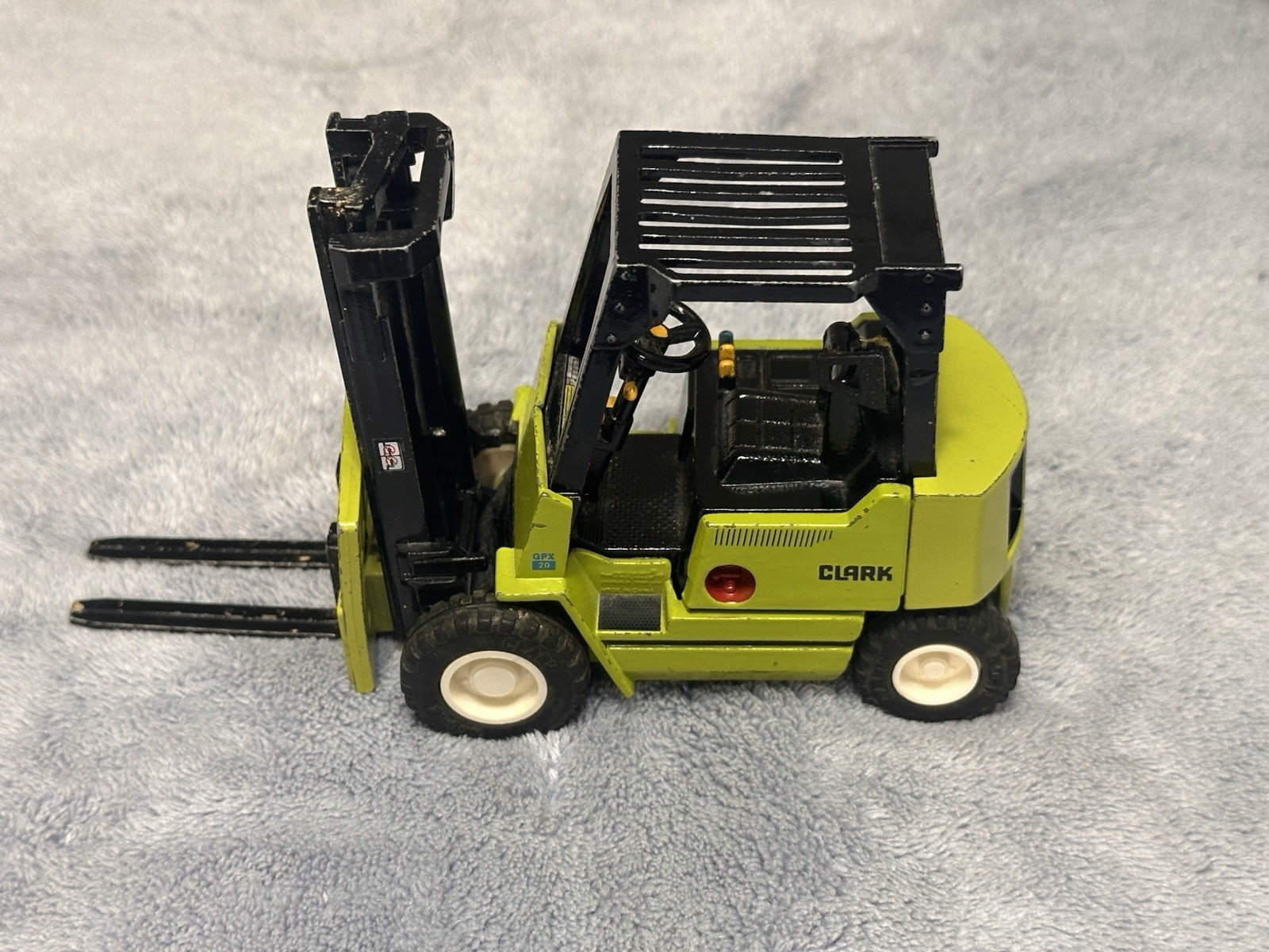 ERTL Clark GPA 20 Forklift Diecast 1:25 Scale Model Lime Green – Used