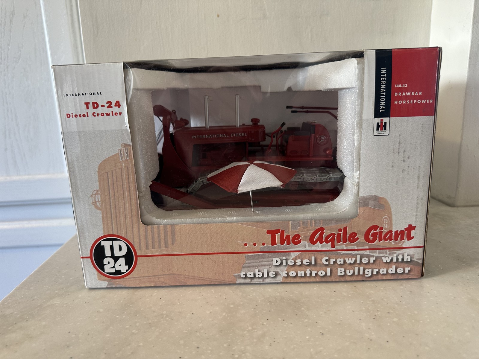 International Harvester TD-24 Diesel Crawler Bullgrader 1:25 Diecast Model NIB