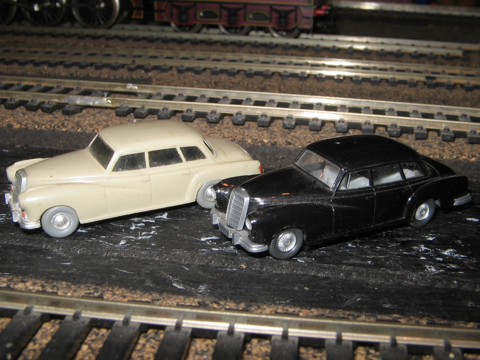 Wiking Set of 2 Mercedes 300 Sedans – Germany 1/87 HO (plastic) Excellent