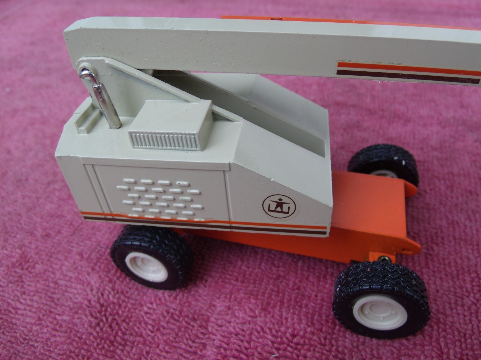 JLG Model 60H Diecast 1:40 Scale Construction Series Boom Lift NZG Collectible