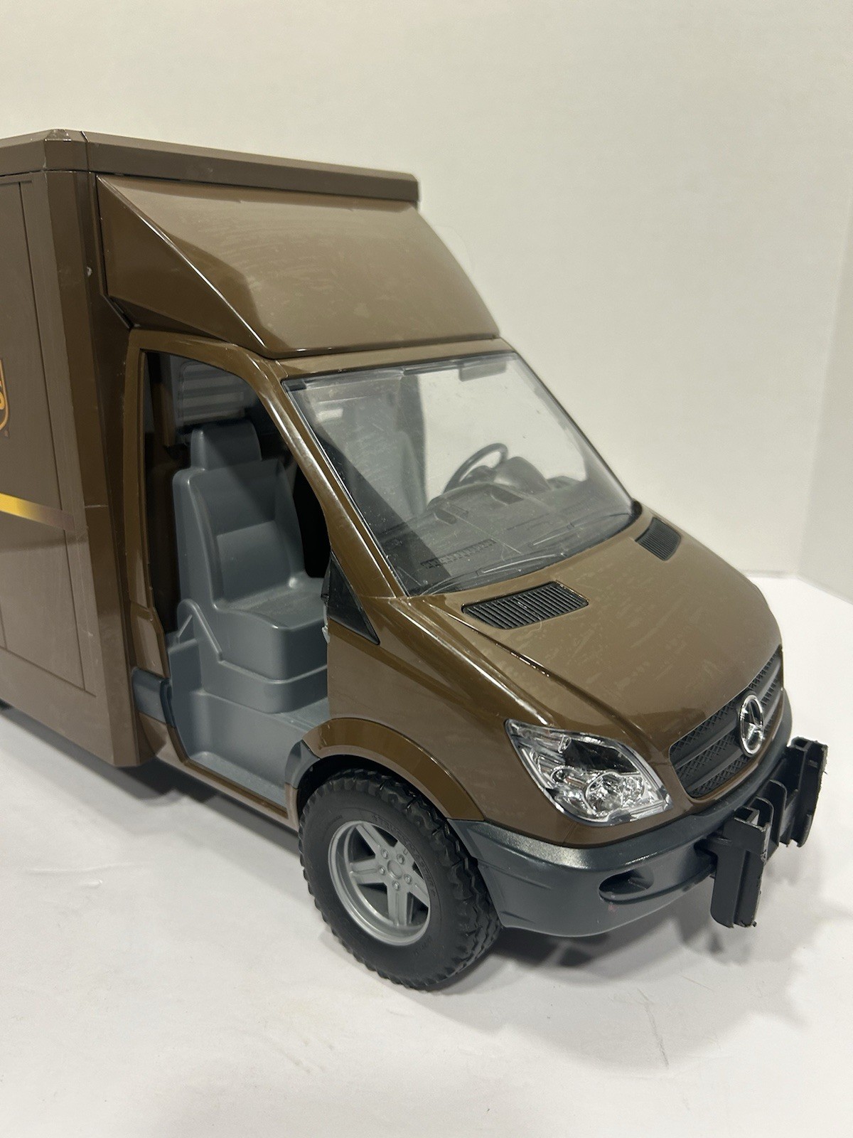 UPS Delivery Truck Mercedes Benz Sprinter 2006 Bruder 17”