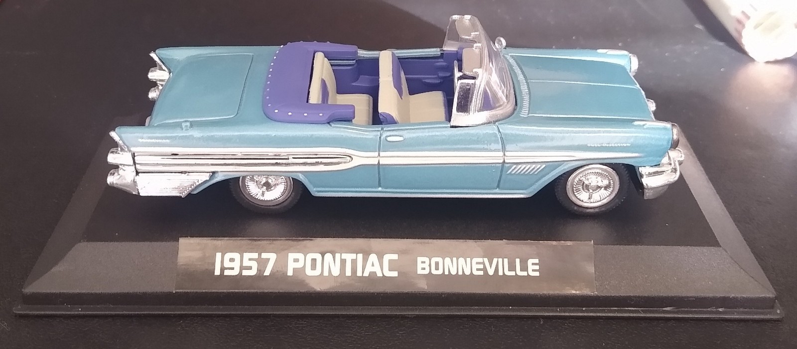 1957 Pontiac Bonneville Convertible 1:43 Scale Diecast New-Ray