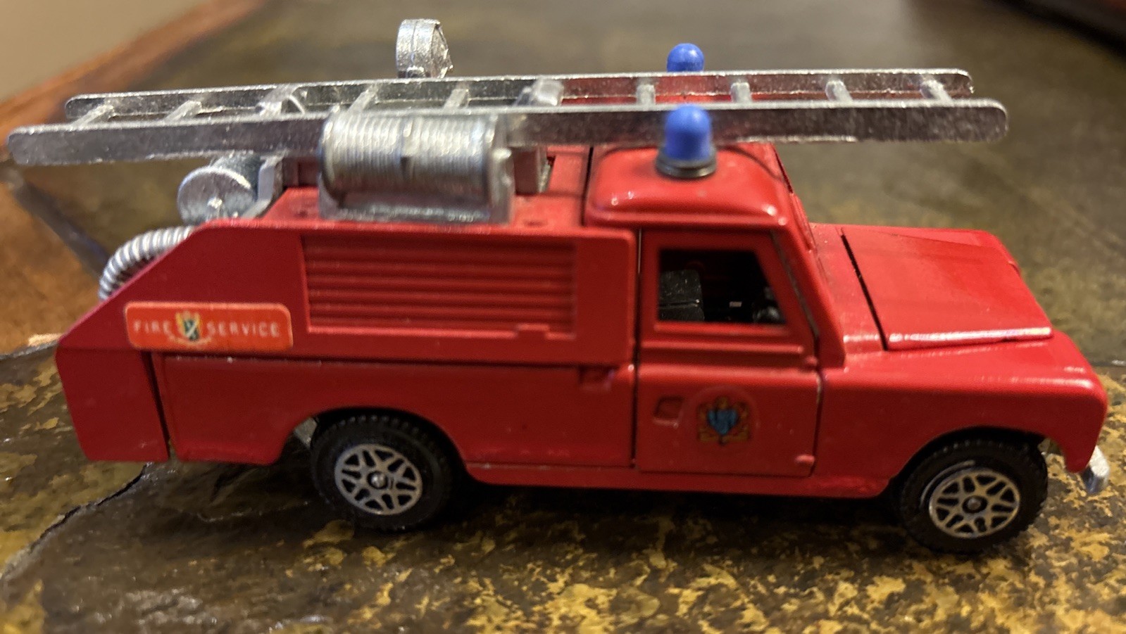 VINTAGE DINKY TOYS DIE-CAST 109 WB LAND ROVER FIRE SERVICES + LADDER 4.5″ LONG