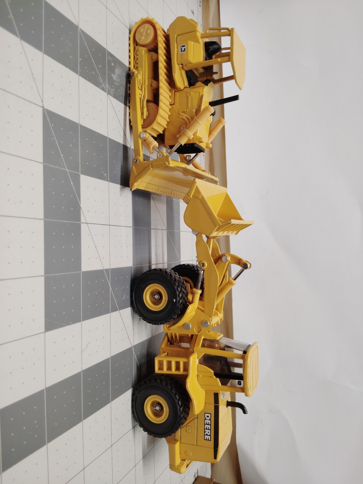 ERTL 1:50 Scale Diecast Model JOHN DEERE 850C Bulldozer And Wheel Loader