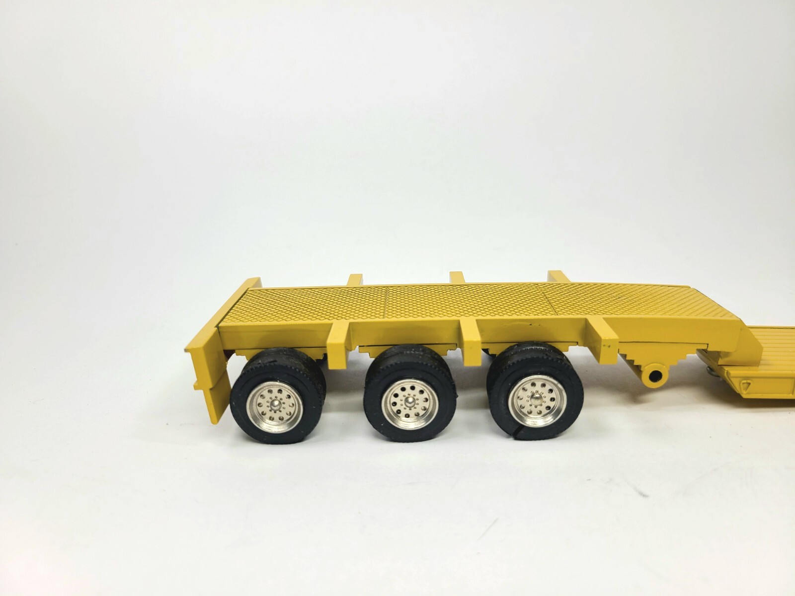 Kenworth K100 6×4 Sleeper with Lowboy Trailer Yellow ASAM Smith 1:48 Scale Model