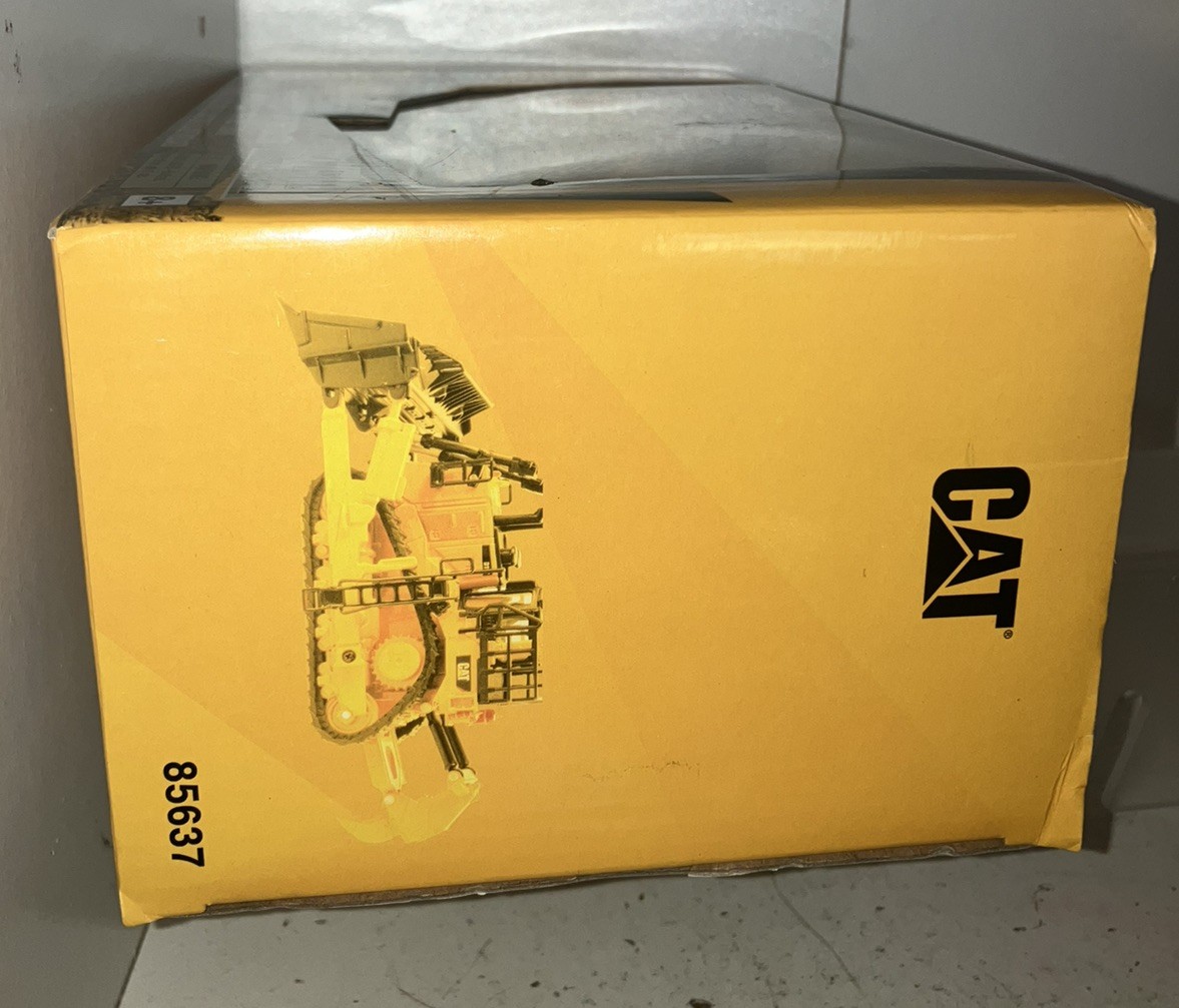 CAT Caterpillar D11 Dozer w/ 2 Blades 1:64 Scale Model – Diecast Masters 85637