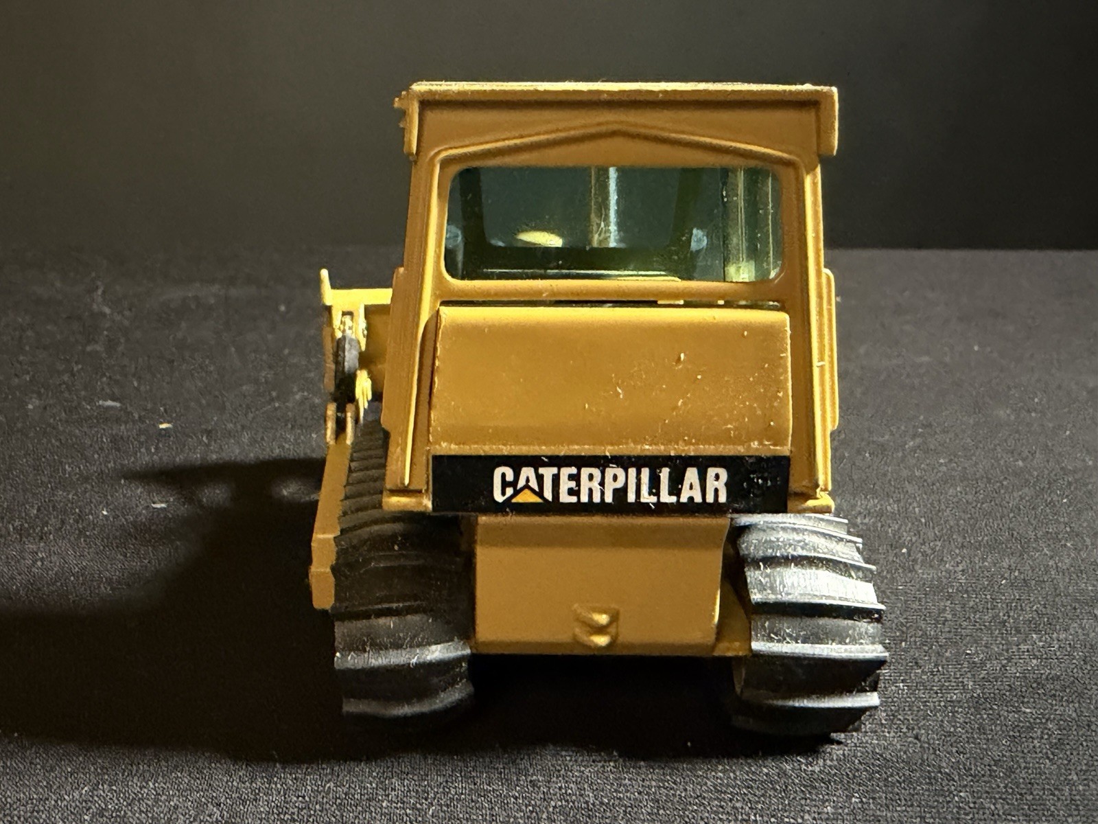 NZG CAT D4E Dozer with Cab Track Type Tractor Kettendozer 1:50