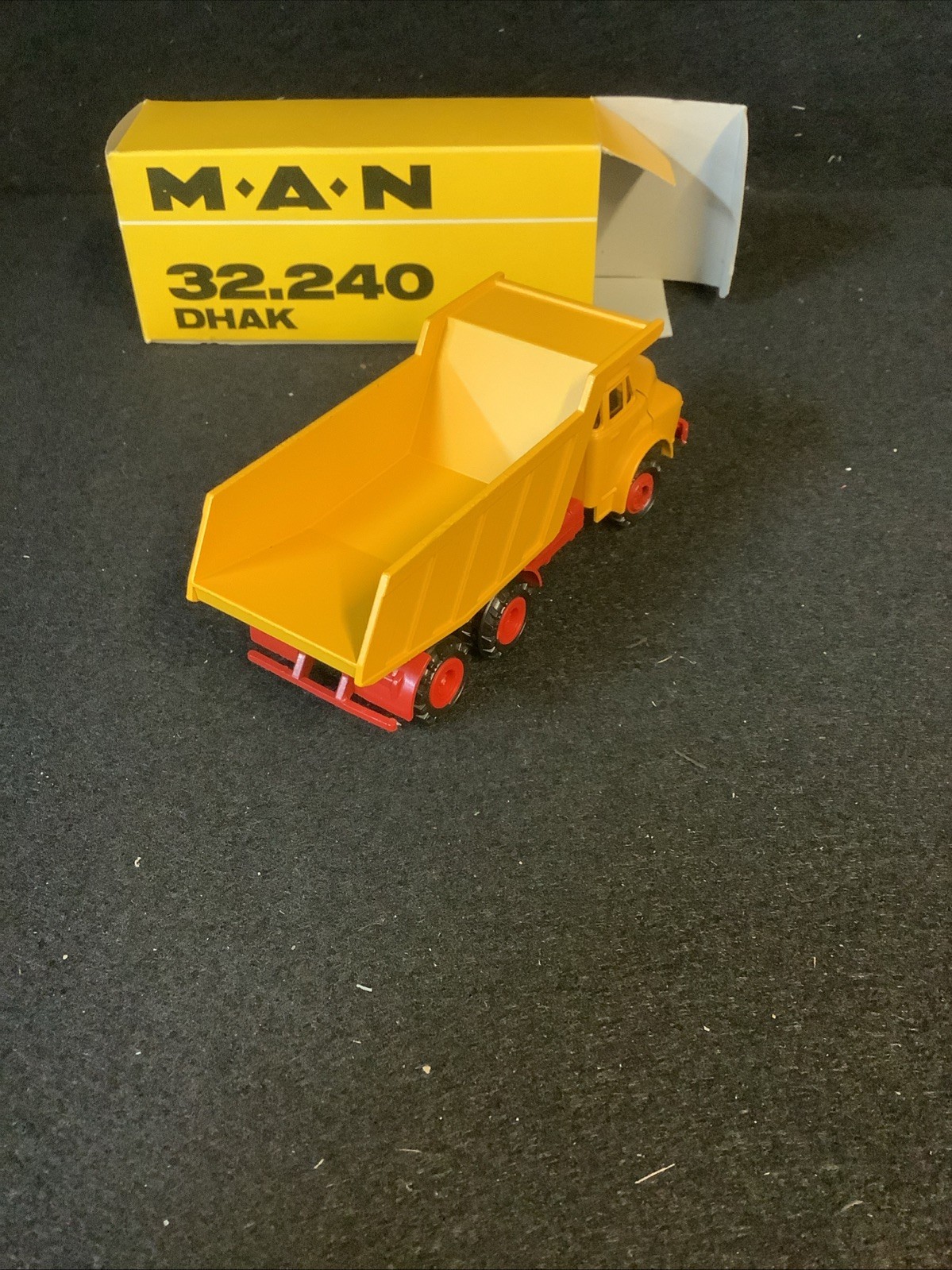 MAN HAUBER DHAK 32.240 DUMPER YELLOW (sh223)