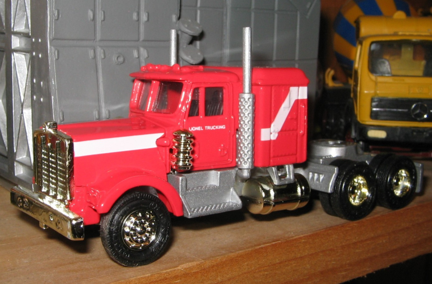 Lionel Trucking Roadrailer Tractor – Red near 1/64 Die-cast New