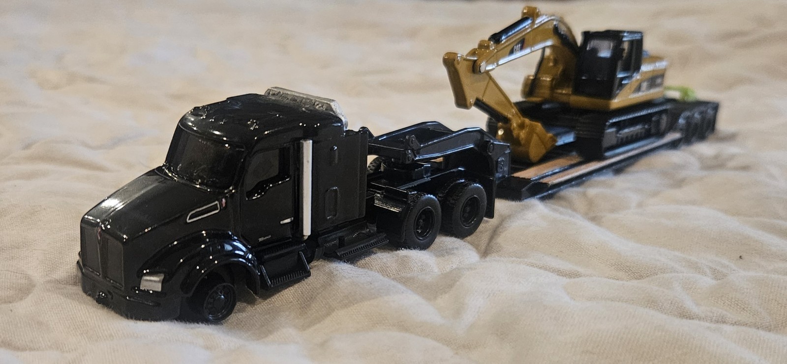 CAT 320D L Hydraulic Excavator – Diecast With Diecast Semi