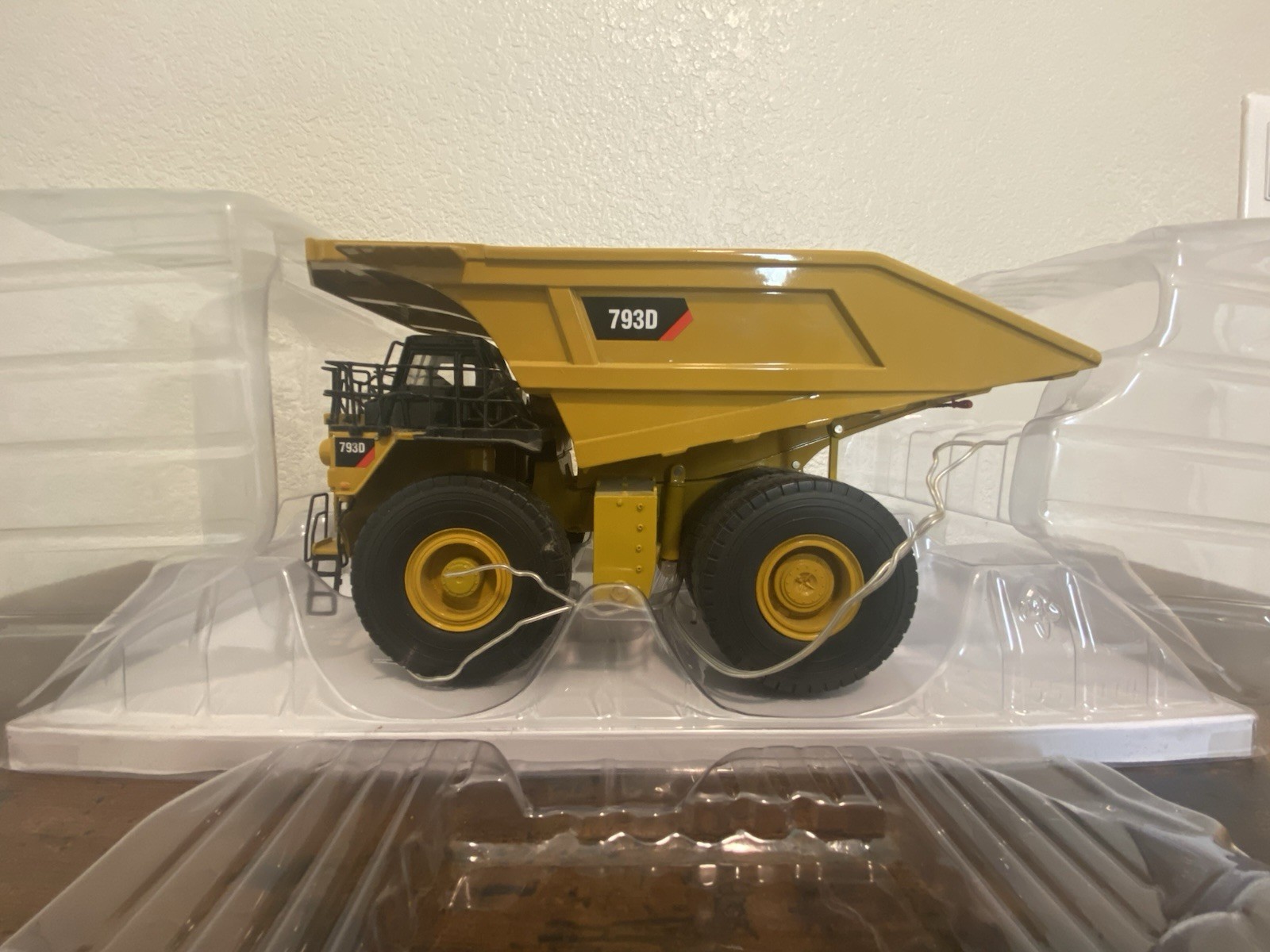 Norscot 1/50 Scale Diecast Caterpillar 793D Mining Truck w/ Box