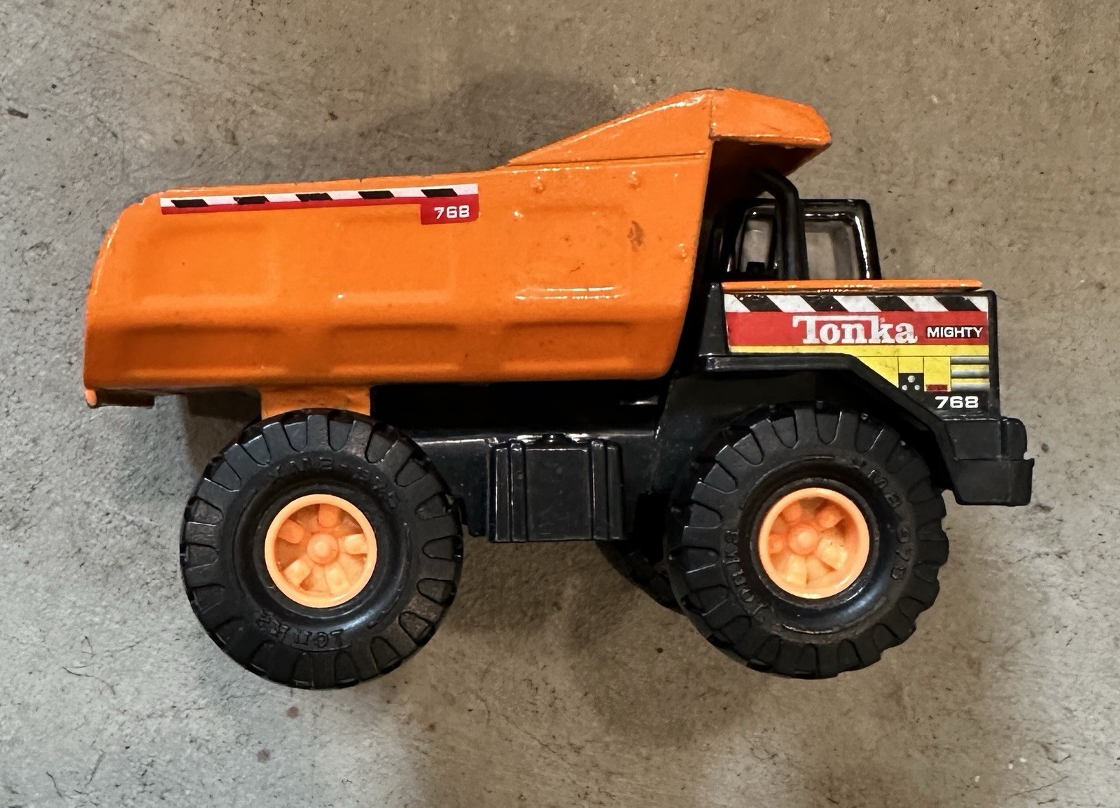 1998 Maisto Hasbro Plastic & Diecast Tonka Mighty Mini 768 Dump Truck