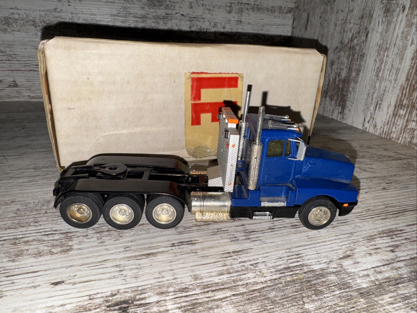 1/48 Scale HartSmith Models Kenworth T600 Day Cab Semi Truck White Metal Heavy
