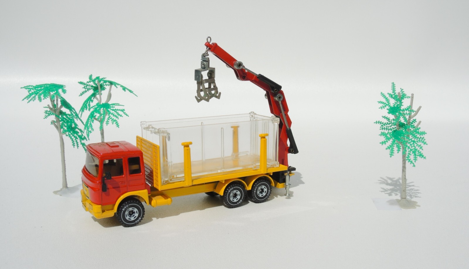 RARE 1/55 scale diecast SIKU mobile tree trimming MAN truck Very Cool!