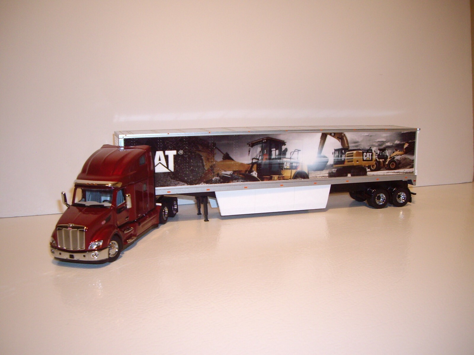DIECAST MASTER 1/50 PETE 579 WITH SLEEPER&CAT MURALED DRYVAN SAME AS FIRST GEAR