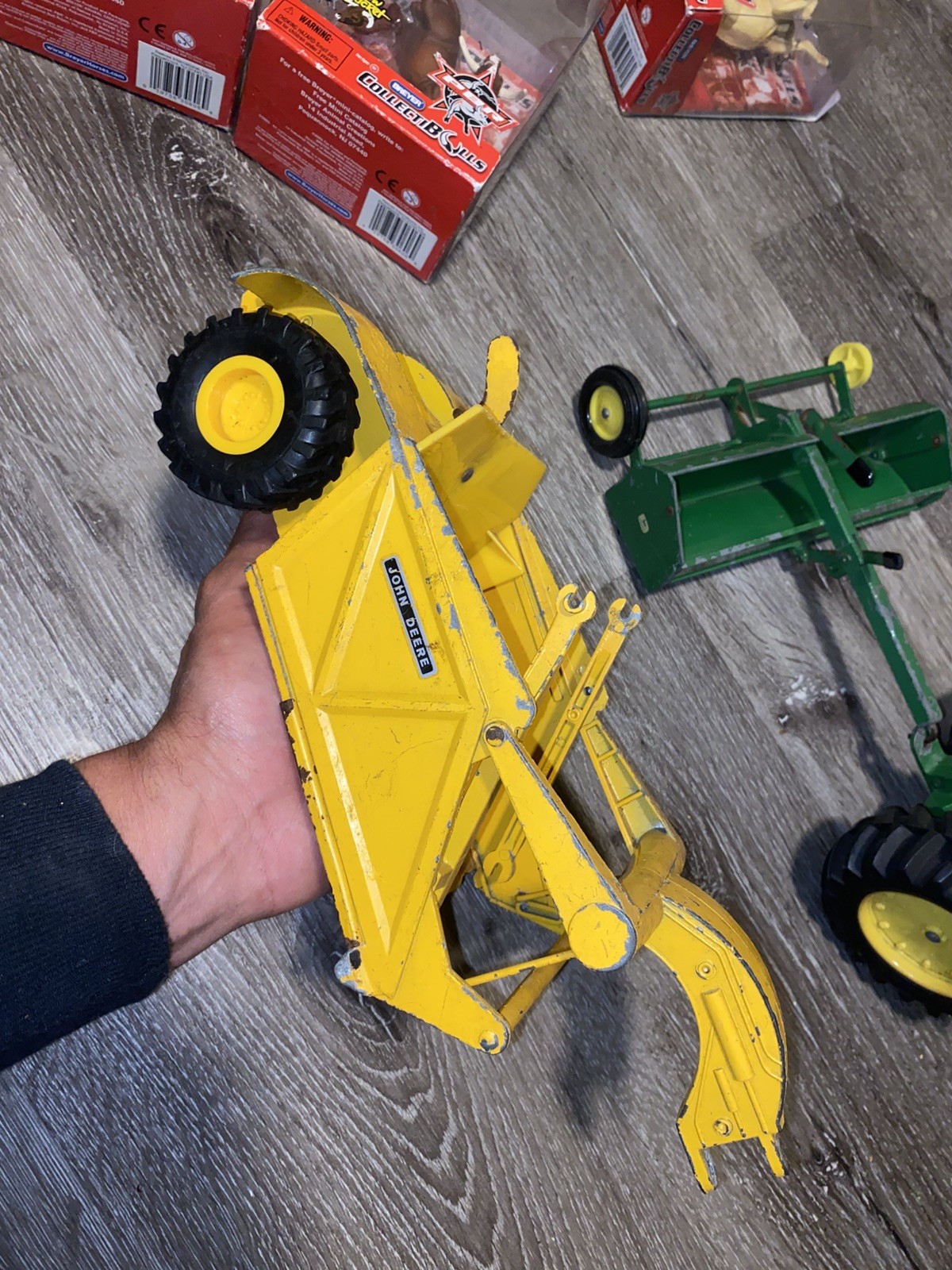 1970’S ERTL 18″ JOHN DEERE ELEVATING SCRAPER 1/16TH SCALE FOR as is