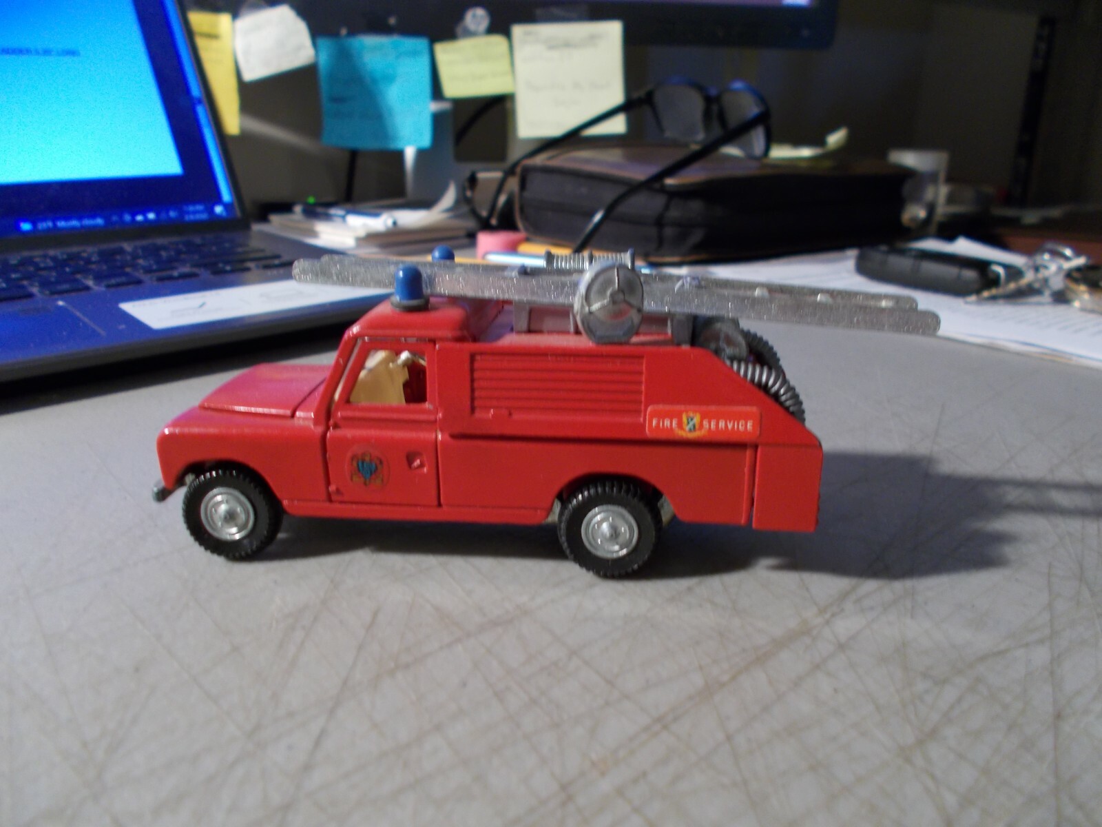 VINTAGE DINKY TOYS DIE-CAST 109 WB LAND ROVER FIRE SERVICES + LADDER 4.5″ LONG