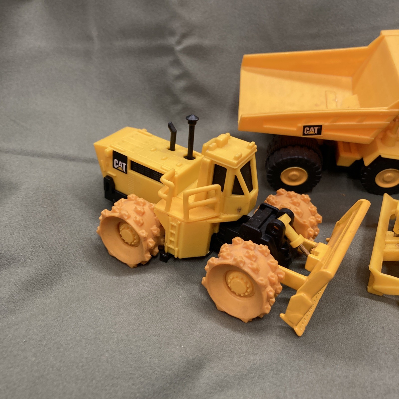 lot Of 3! 1998 Mattel Yellow Cat Bulldozer Tractor Dump Truck 1999 Compactor