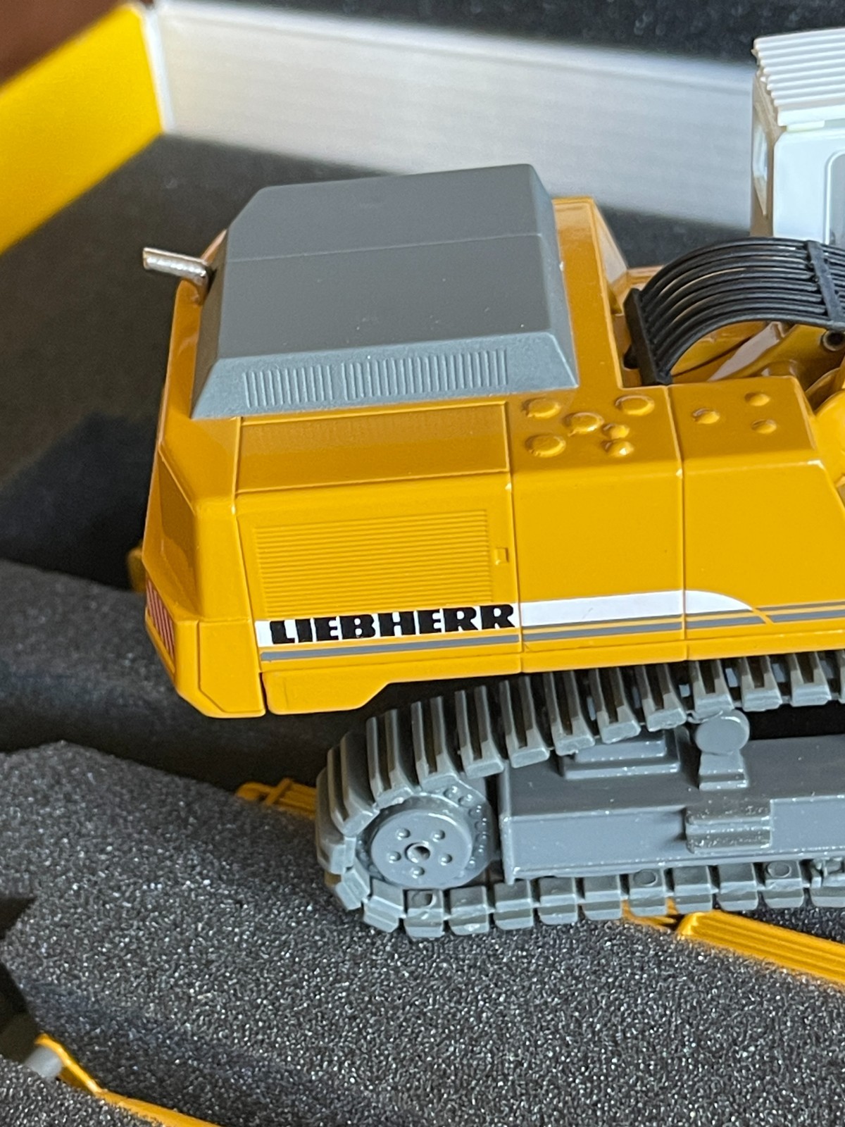 Liebherr R 954 BV Demolition Excavator Conrad 2907 Scale 1:50