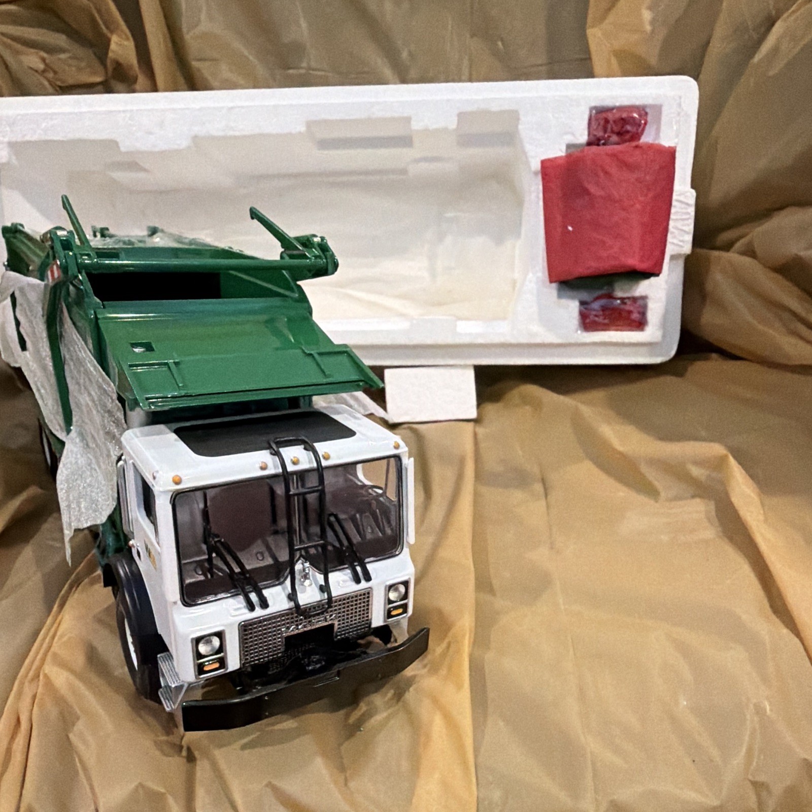 Waste Management WM Mack Garbage Truck 1:34 Diecast Green/White Unopened Box