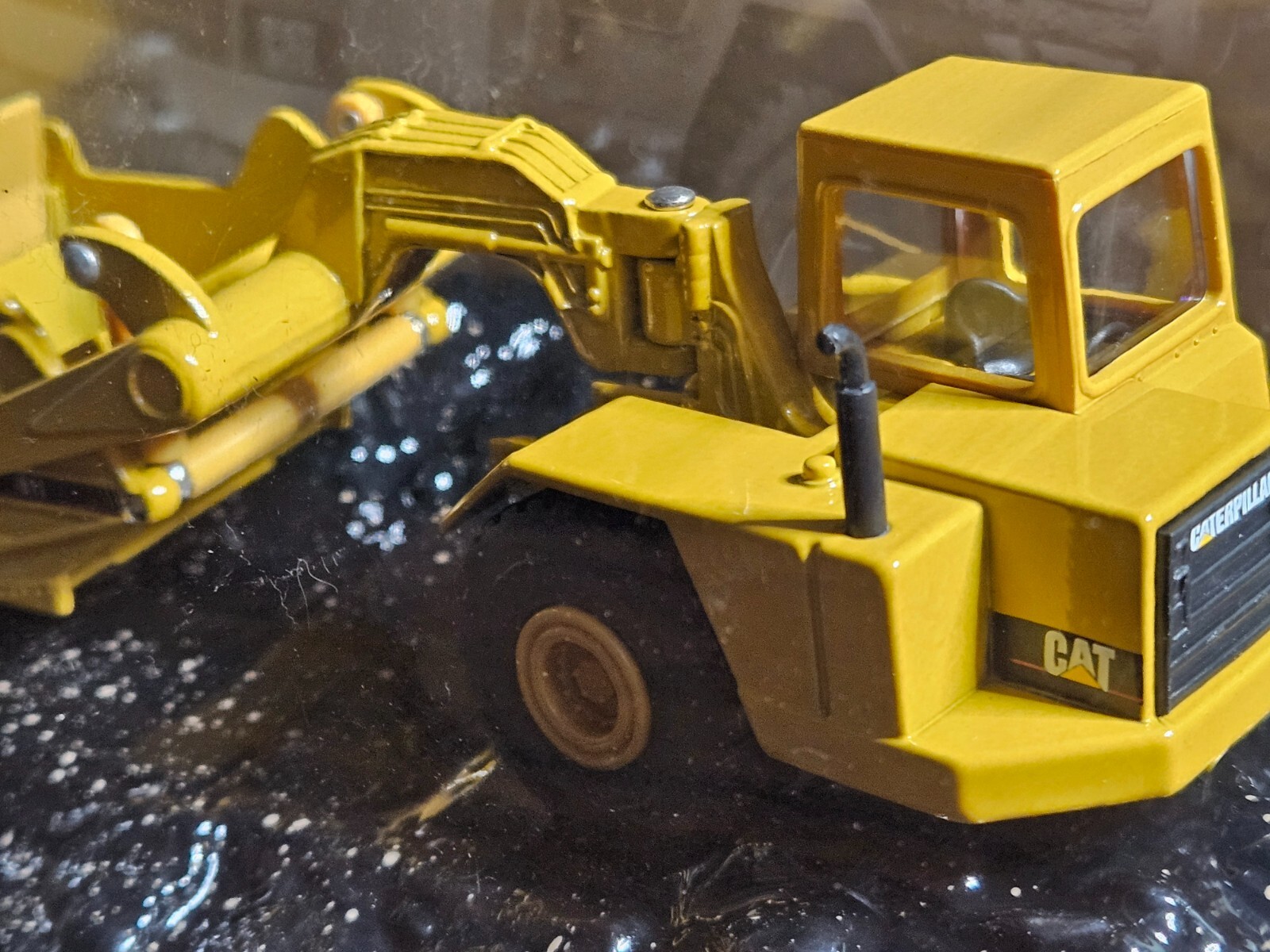 Norscot 1:64 Scale Die Cast Model Replica CAT 611 Wheel Tractor Scraper