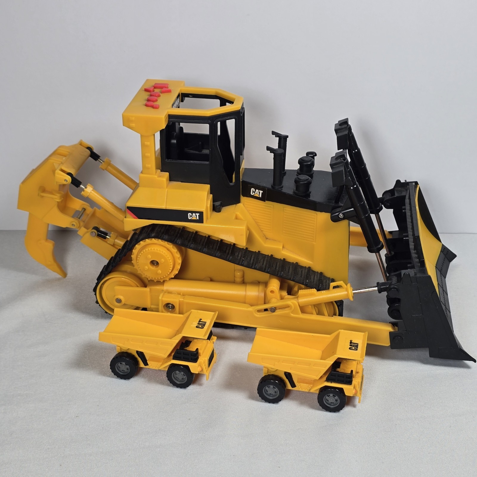 1995 TOY STATE INDUSTRIAL CATERPILLAR BULLDOZER Non Working W 2 Mini Dump Trucks