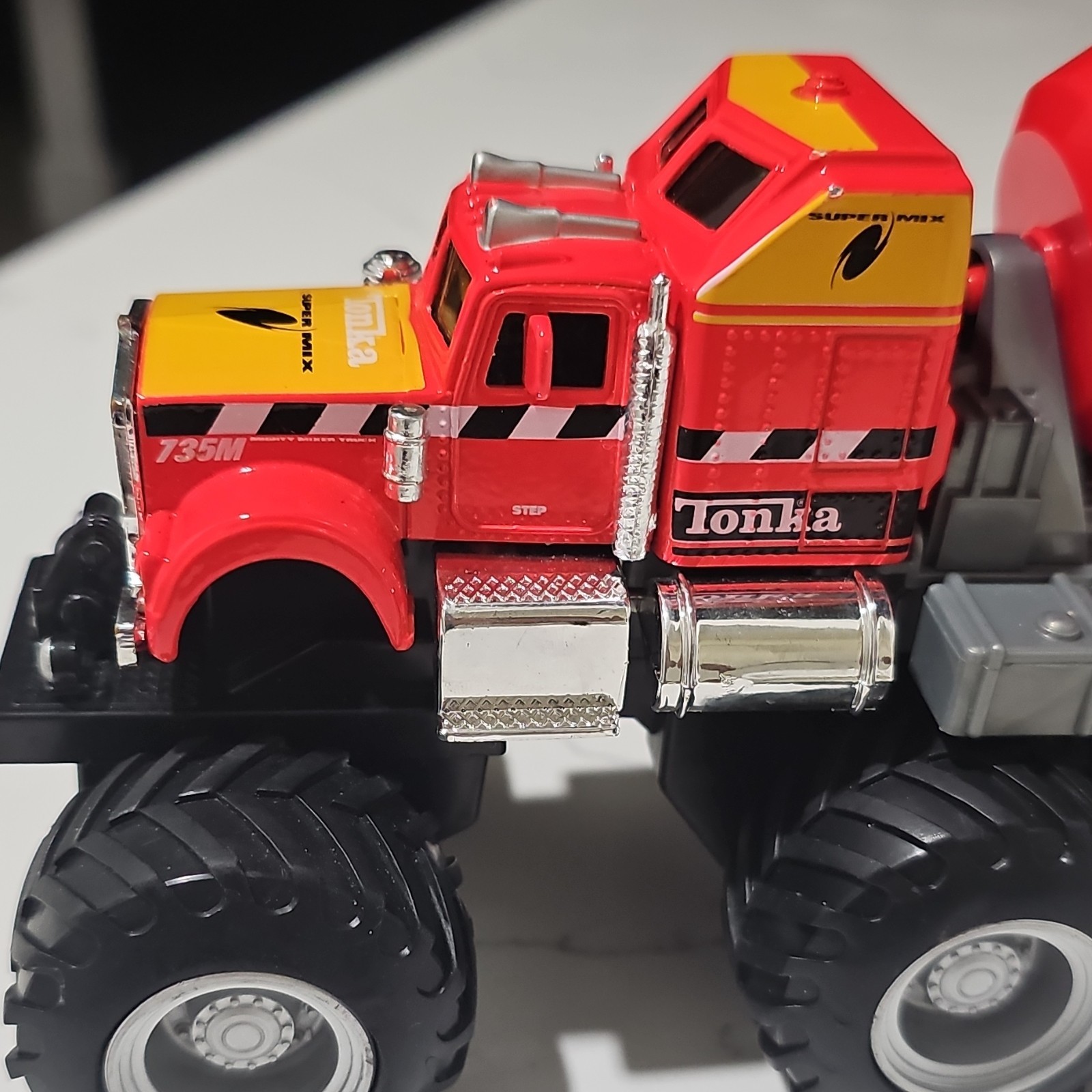 TONKA / MAISTO – QUARRY MONSTERS – CEMENT TRUCK – 1999 – METAL PLASTIC – 9″ X 4″