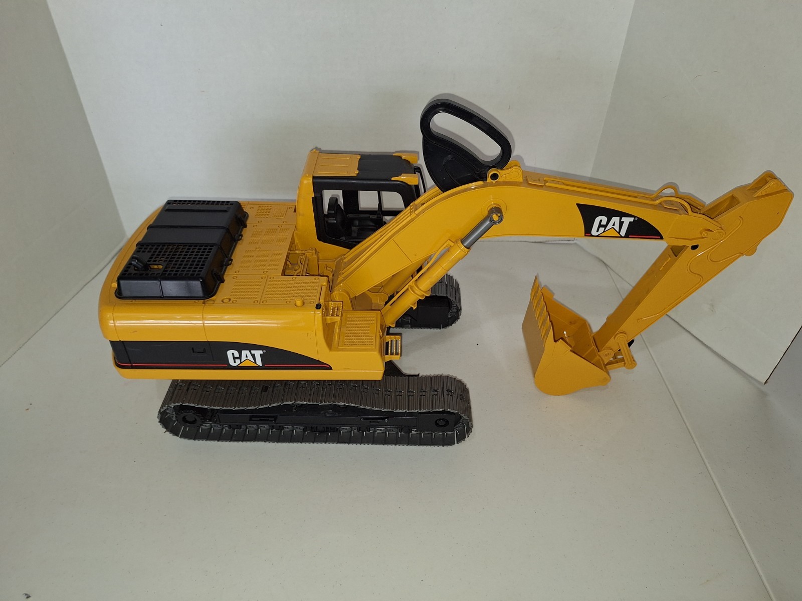 Bruder CAT 02483 CAT 1/16 Excavator yr. 2004