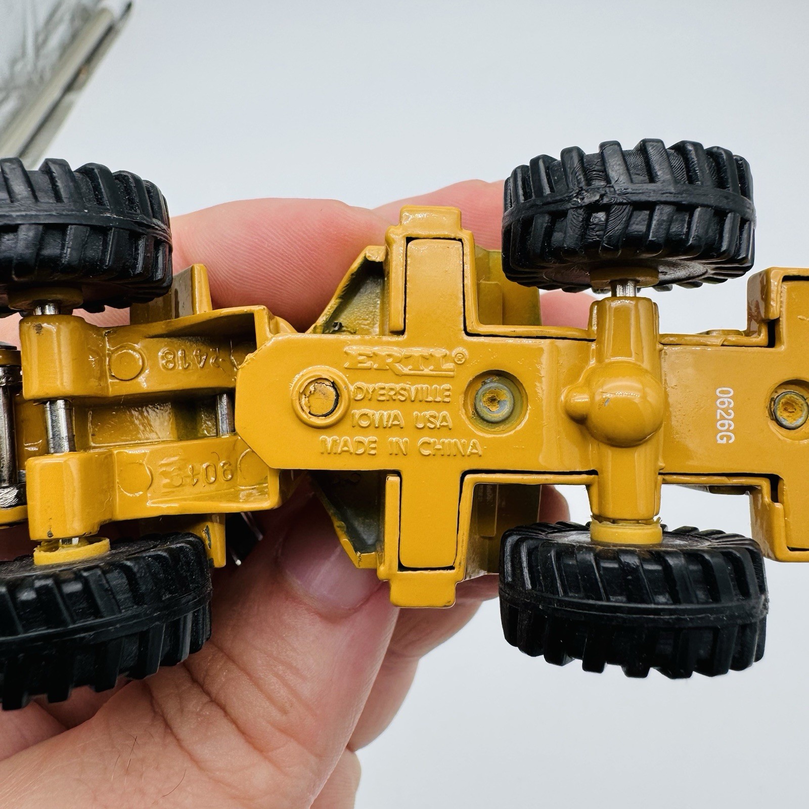 Ertl Caterpillar 950F Front-end Loader Die Cast Construction Vehicle 1:64 Scale