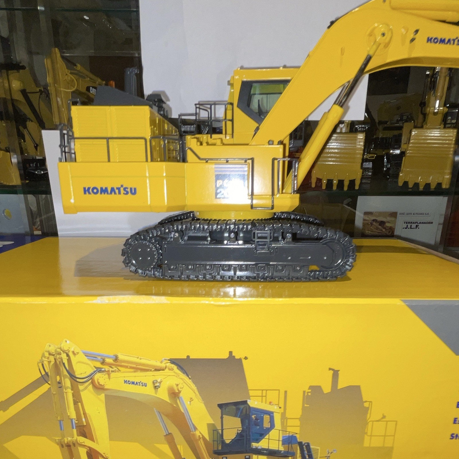 Komatsu PC2000-8 Excavator Diecast Model 1:50 Yellow Gray Black Boxed