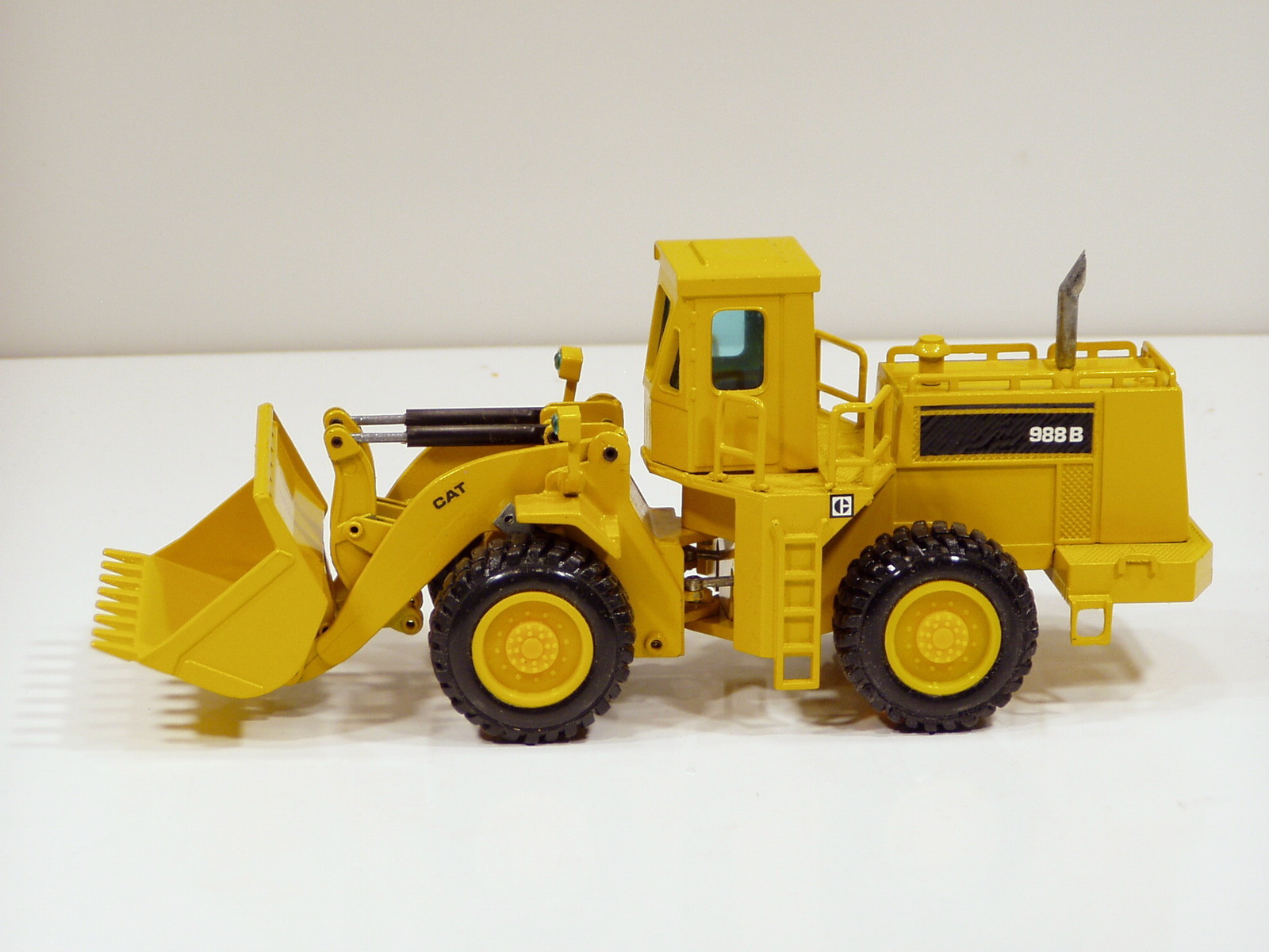 Caterpillar 988B Loader – o/c – b/s – 1/50 – NZG #167 – MIB