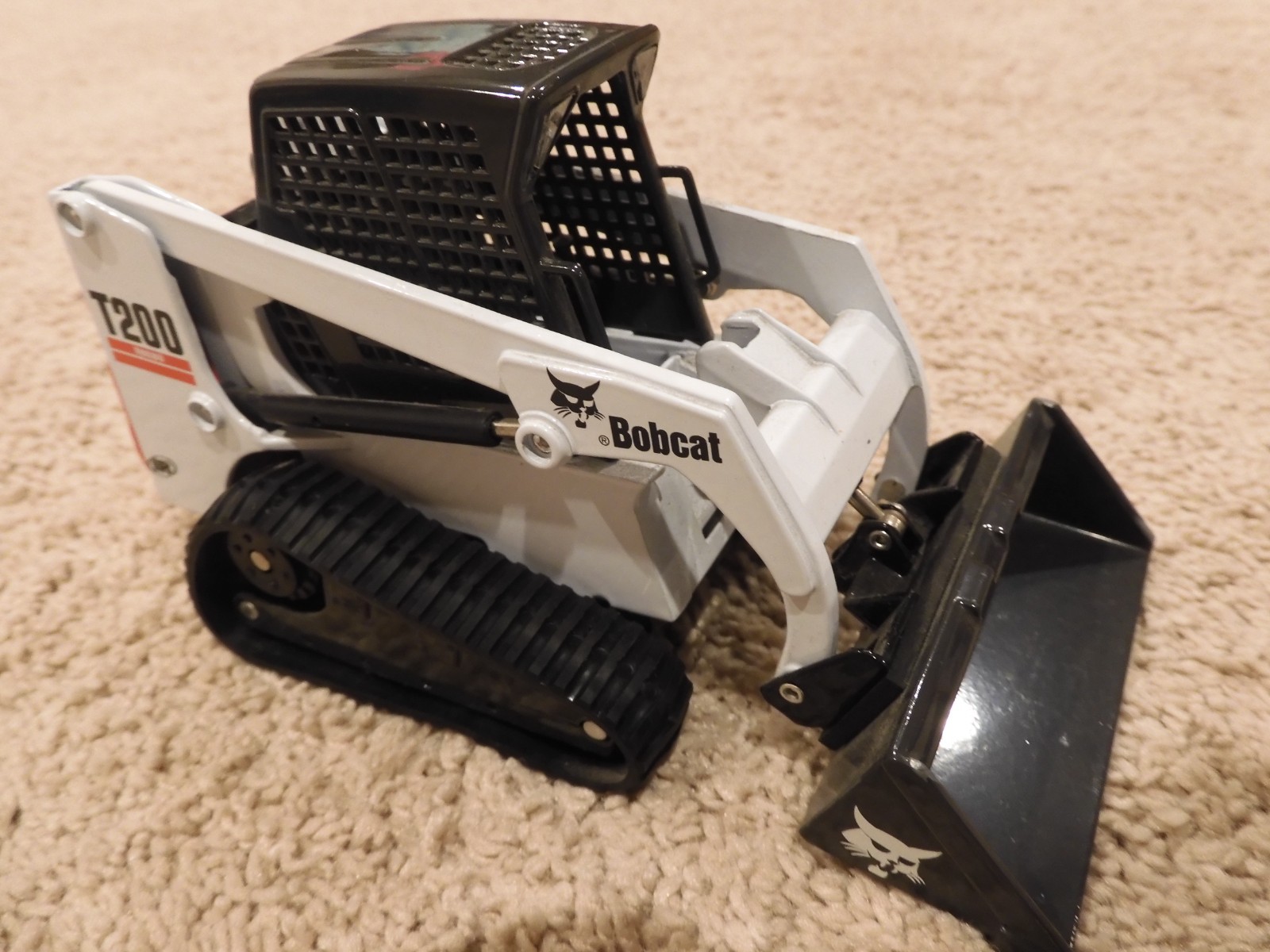 BOBCAT T200 COMPACT TRACK LOADER 1:25 SCALE DIECAST MODEL