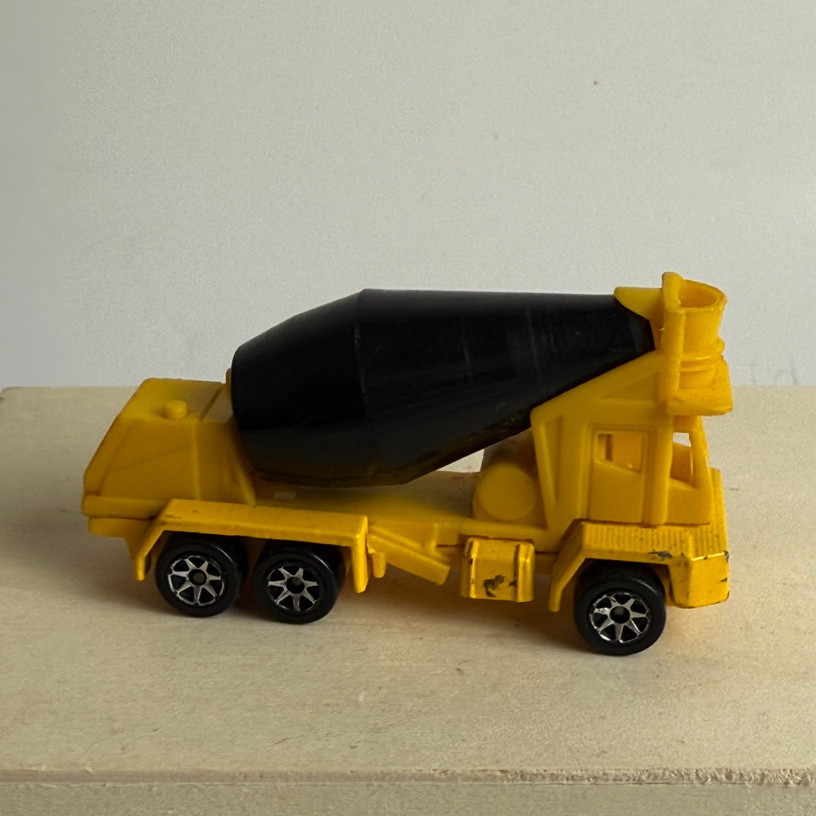 1991 Mattel Hot Wheels #269 ~ Yellow/Black Oshkosh Cement Mixer Car Diecast