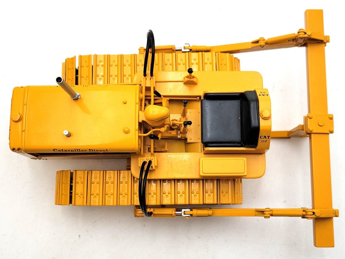 SpecCast CUST-782 1:16 Die-cast CAT D2 Track-Type Tractor w/ Tool Bar Blade EX