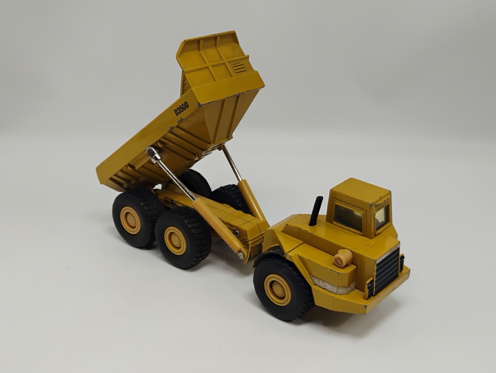 ERTL 1:50 Scale Caterpillar Cat D3500 Articulated Rock Truck FOR PARTS OR REPAIR